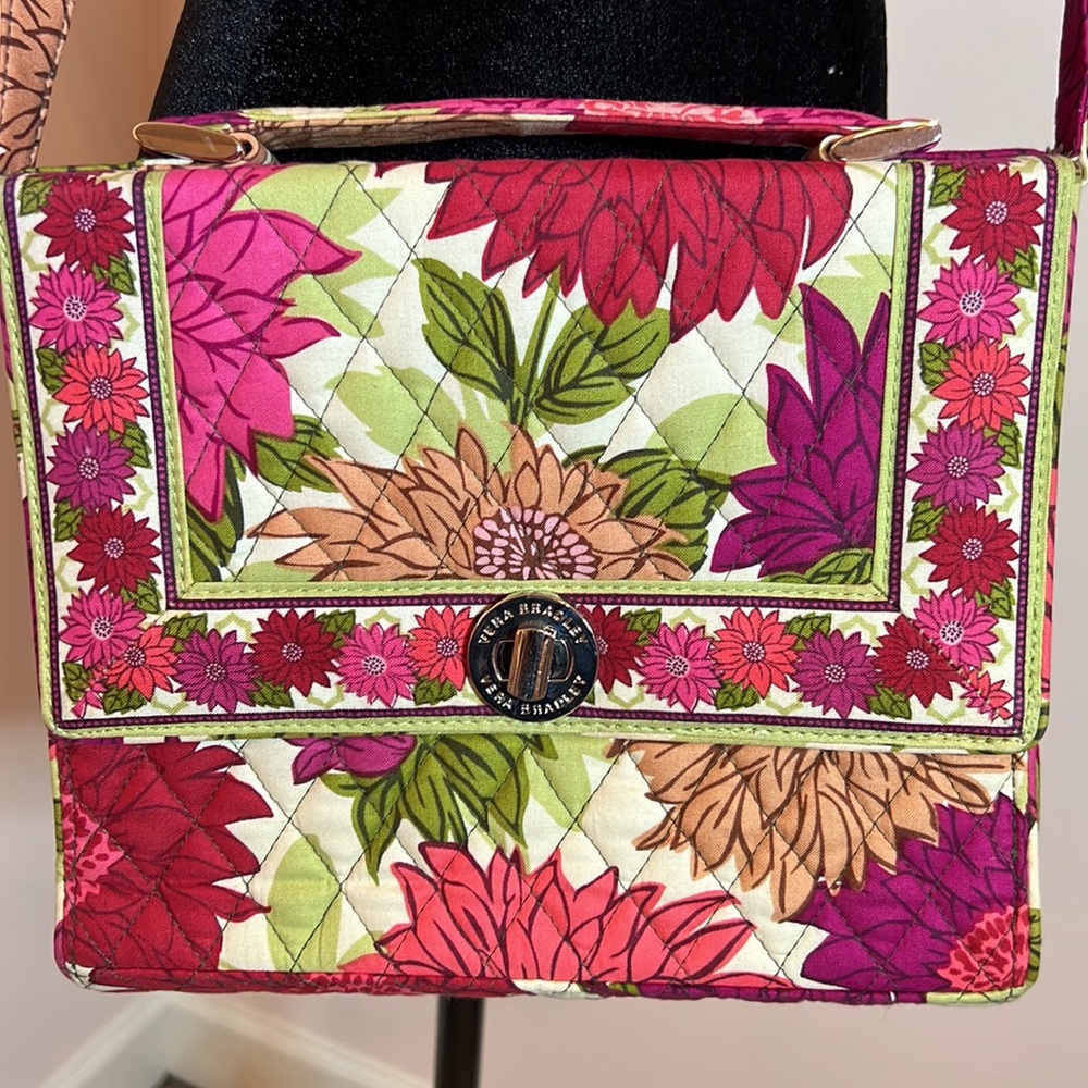 Vera Bradley🌻 🌸 🌺 pattern clutch/cross body, excellent condition